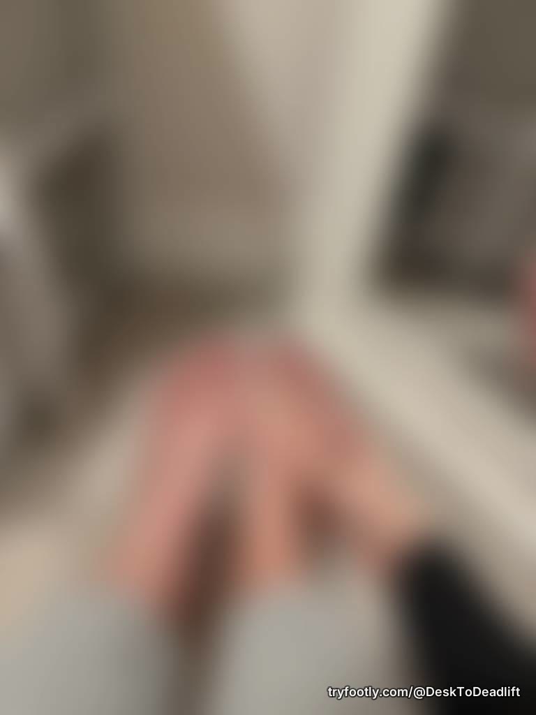 I’m lonely and bored 🥱 who likes what they see?? message me 💬