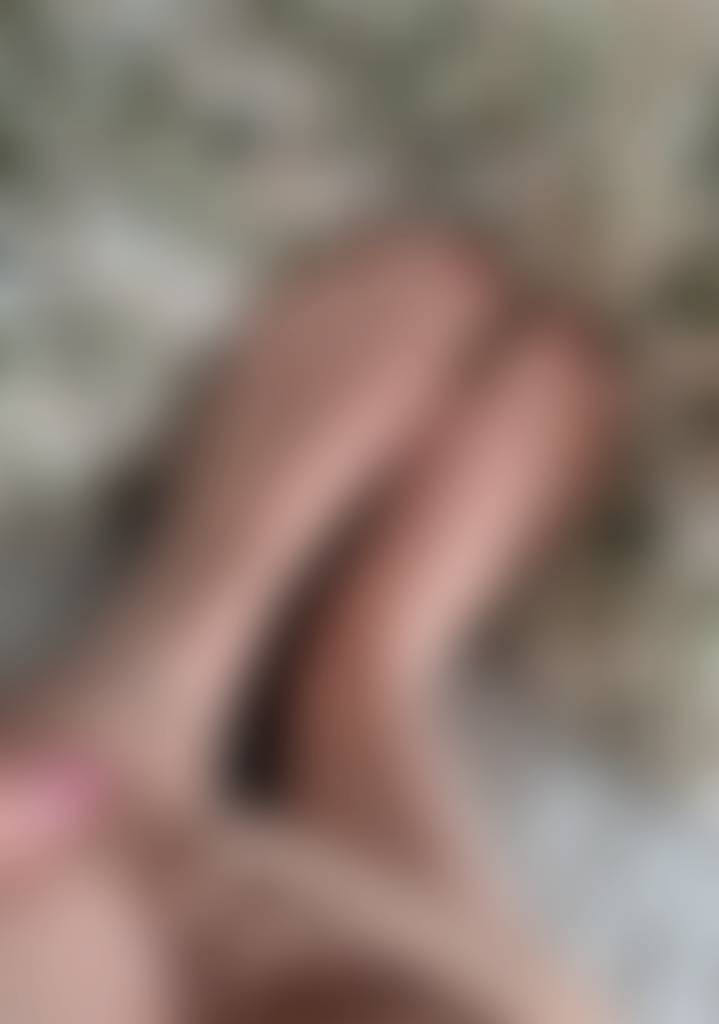 Sheer tights are so sexy with the toes peeping through ✨ Who wants to see me put them on a