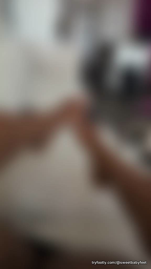 Who wants to play with my pretty feet?