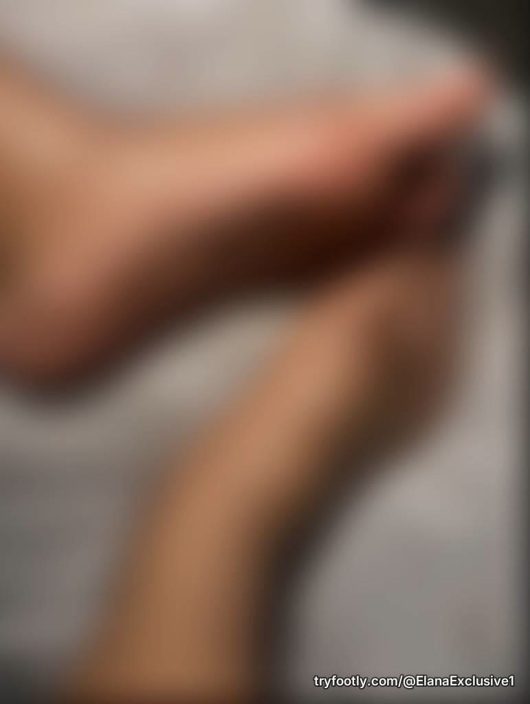 Full set just dropped 👀 6 pics of my cutest toes & soles 💖 Subscribers see it for free, un