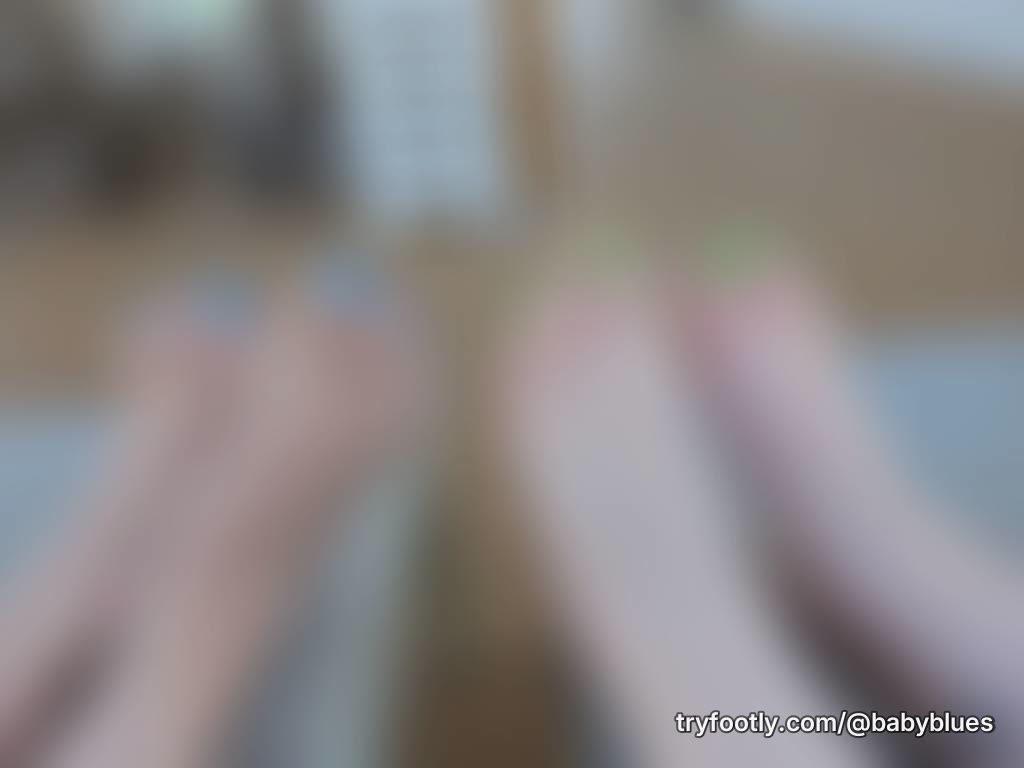 special! mother and daughter's feet together!