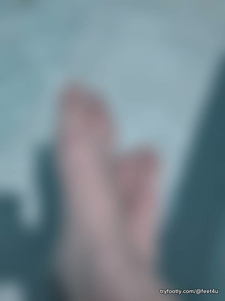 Don't be shy, ask for your underwater feet pics/videos. Be my little feet praiser please 💋