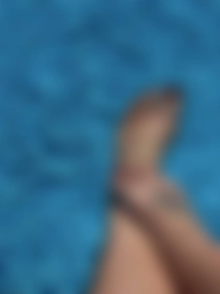 Swimming tootsies!
