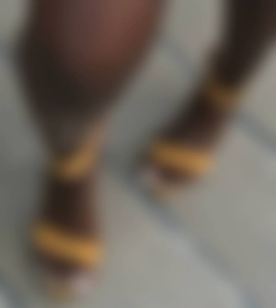 👑 Chocolate-kissed skin, perfectly polished toes, and divine energy.
