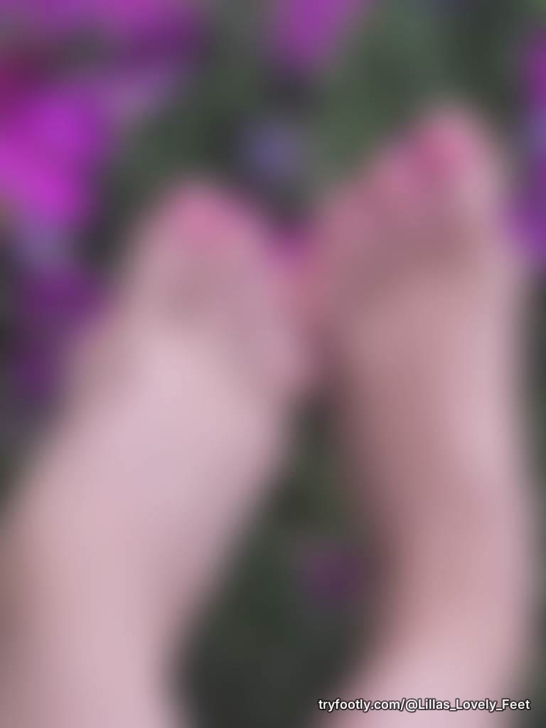 Welcome to Lilla’s Lovely Feet! I’m just a girly girl sharing my footsies with you 💋