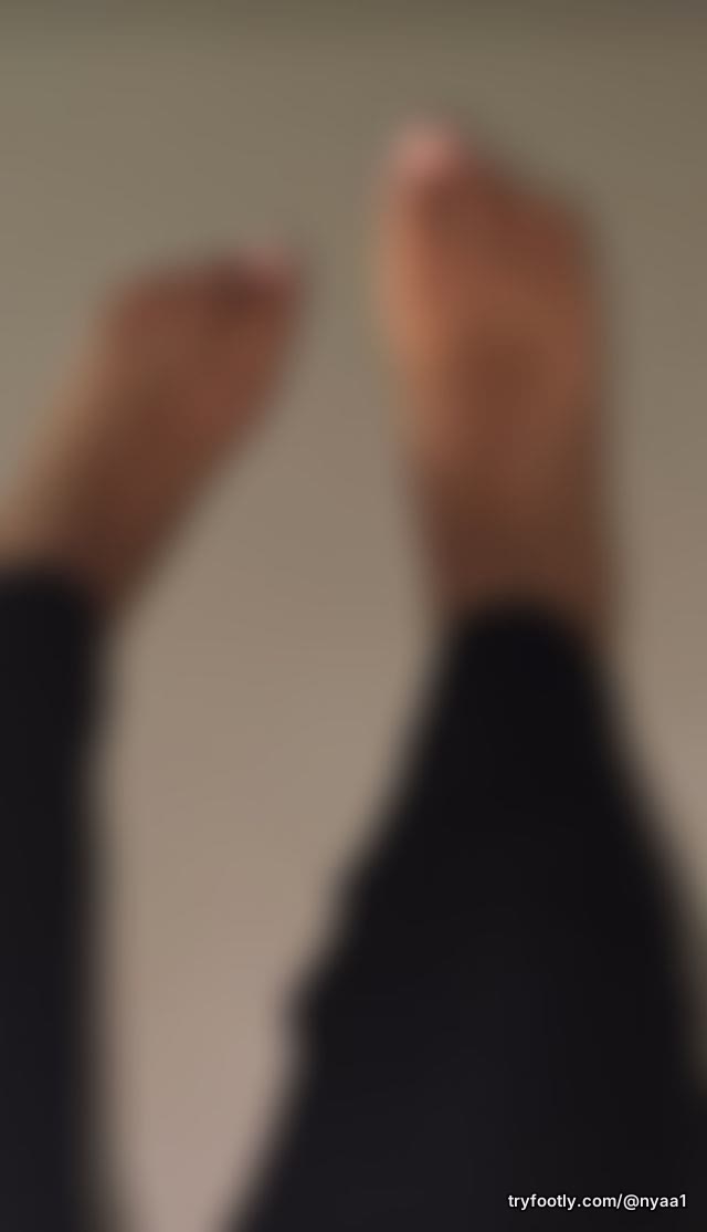 Fresh pedicure 👣 Would you rub these?