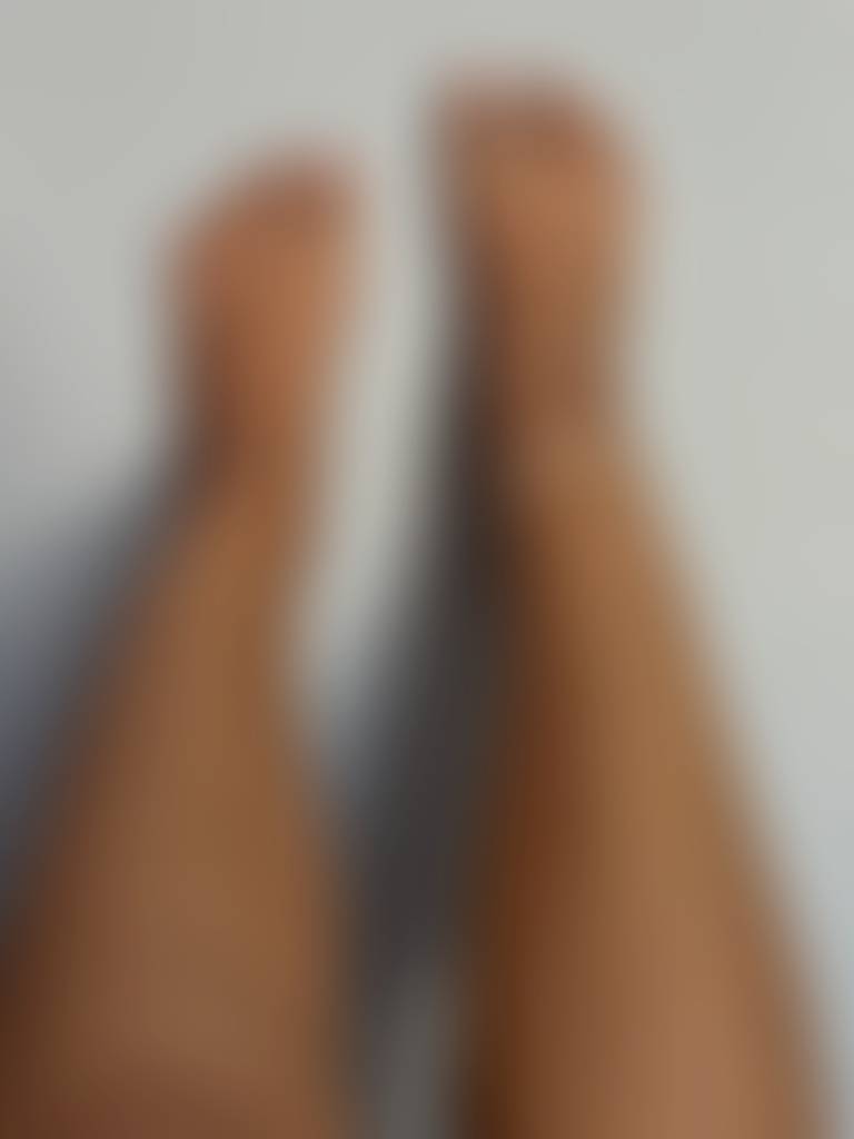 Tanned footsies 🌞
