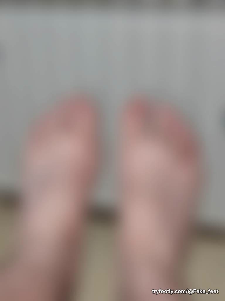 What do you think about my feet? Do you like it? 😏😏😏