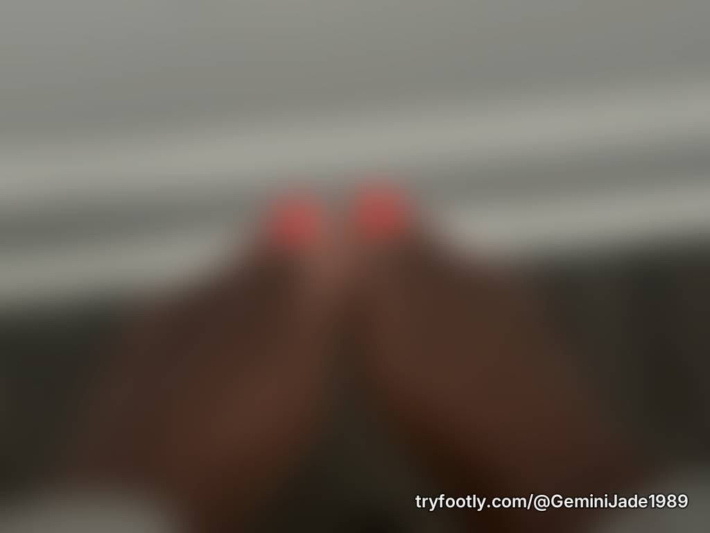 Freshly oiled feet 😜