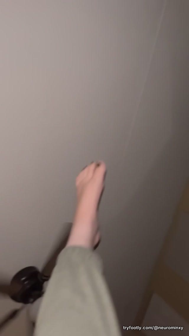 The way these little piggies should be getting sucked on and they're not? Is criminal :((
