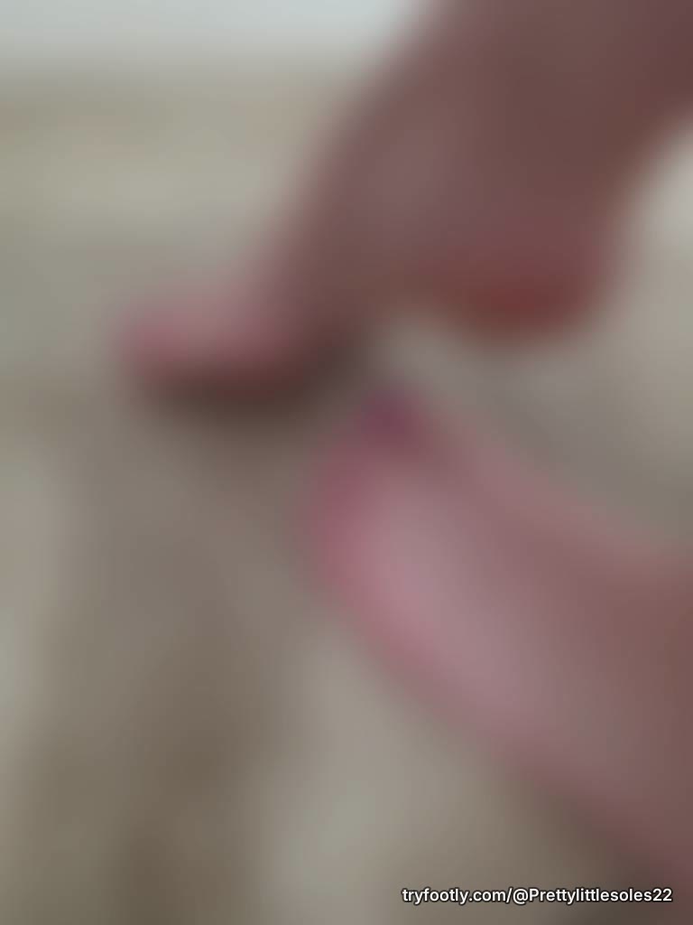 A little foot content for your feed today 🦶✨ Keeping it cute, simple, and all about the de