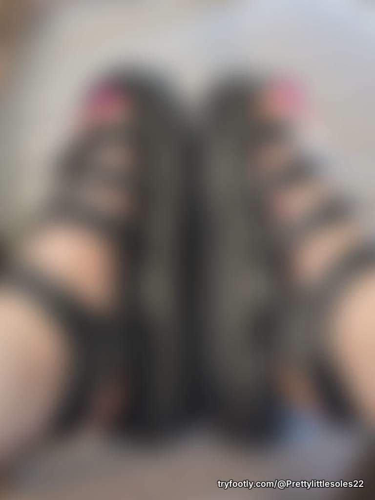 Black sandals, summer vibes, and keeping it simple 🖤☀️