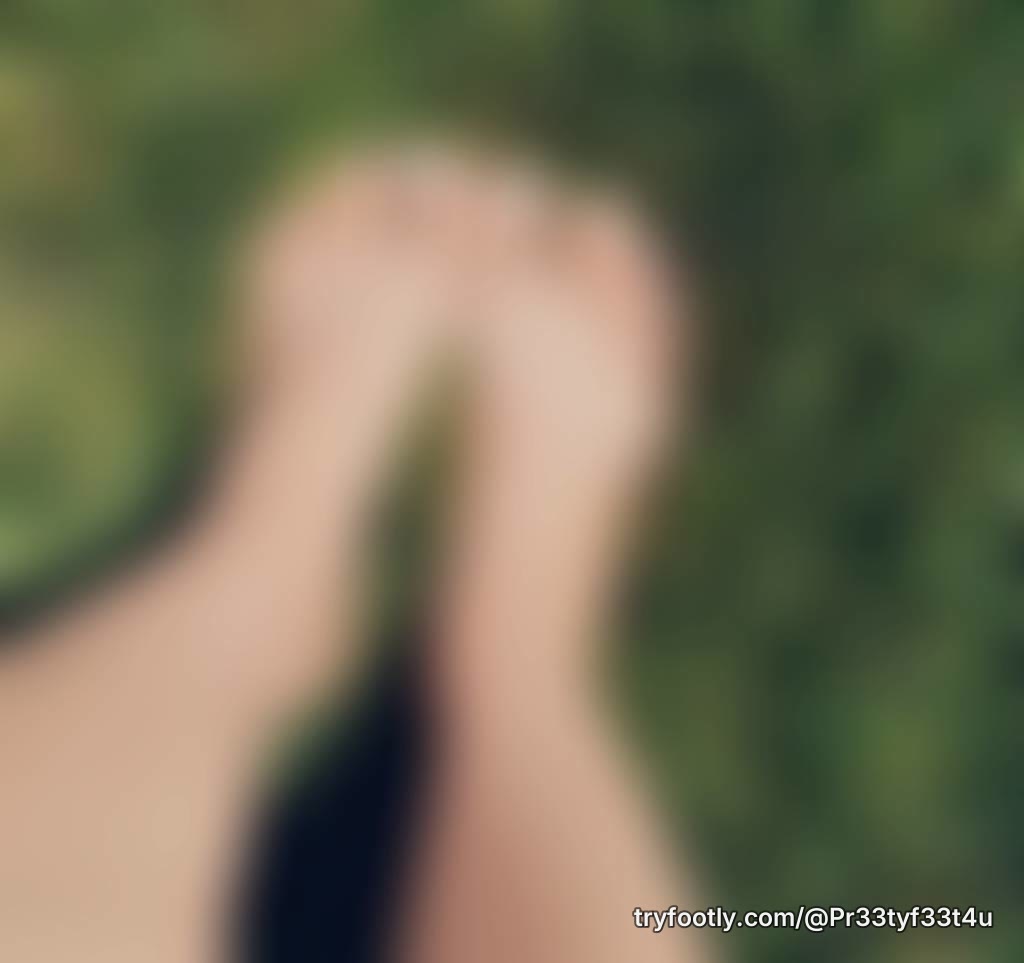 Come adore my feet😘