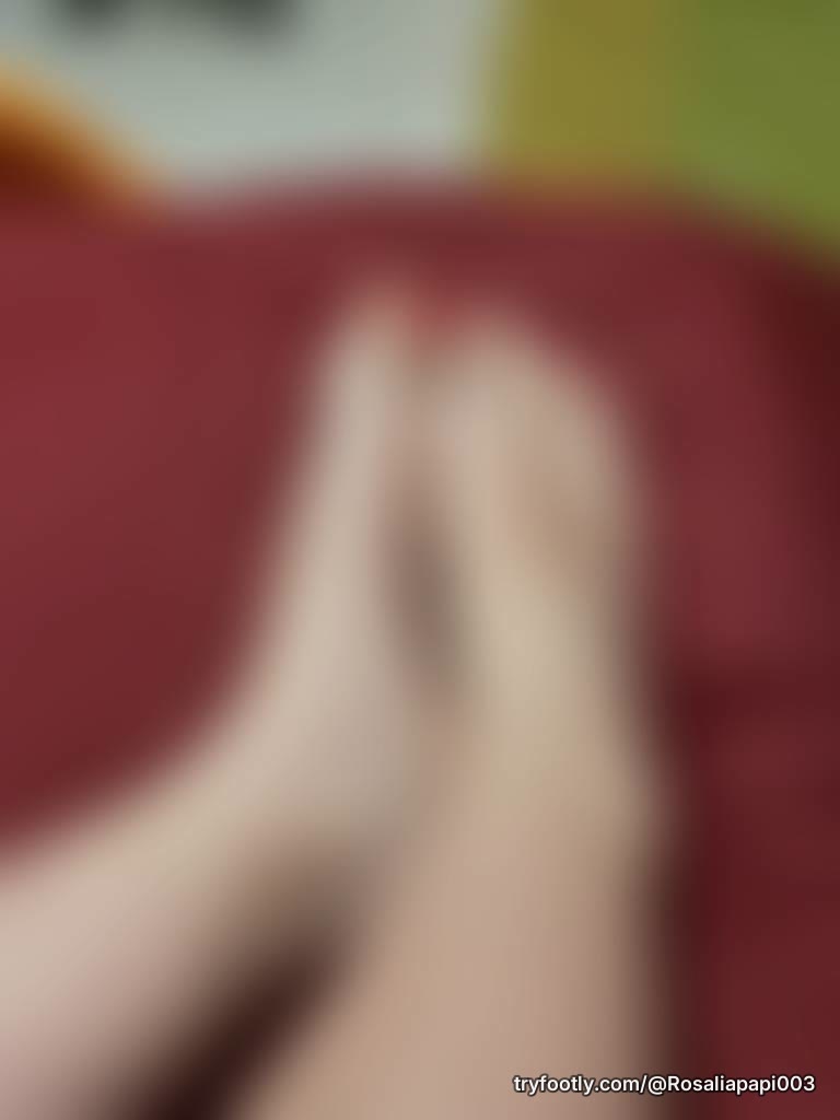 Fresh pedicure on my bare feet. Want a closer look?💦