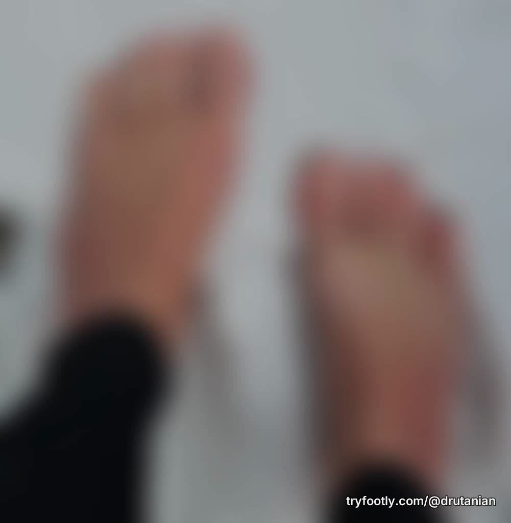 Size 9 Egyptian male feet straight from the Rogersville, TN snow. High arches, long big to