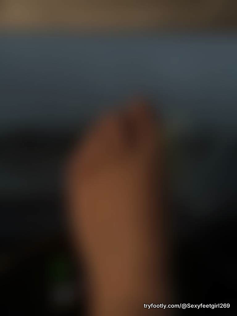 Here to fulfill your foot fetish, custom content available to subscribers 😝👣