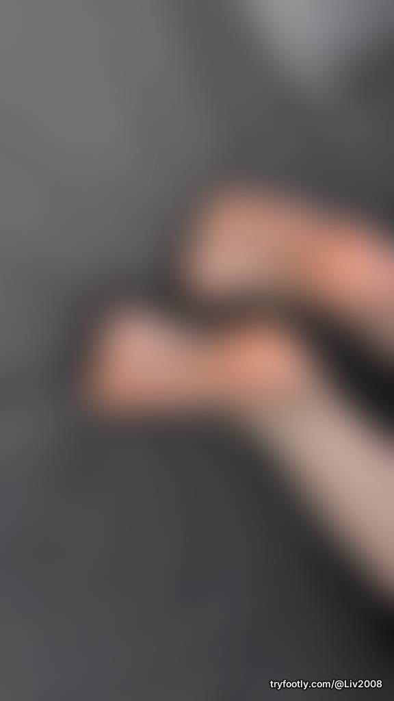 Who wants to lick my feet?😋