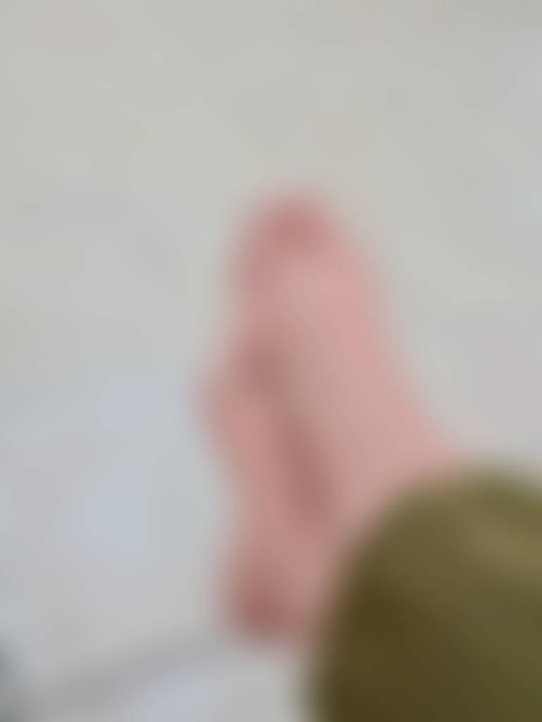 ✨Day 3 of building my self-confidence✨ interlocked toes🔓