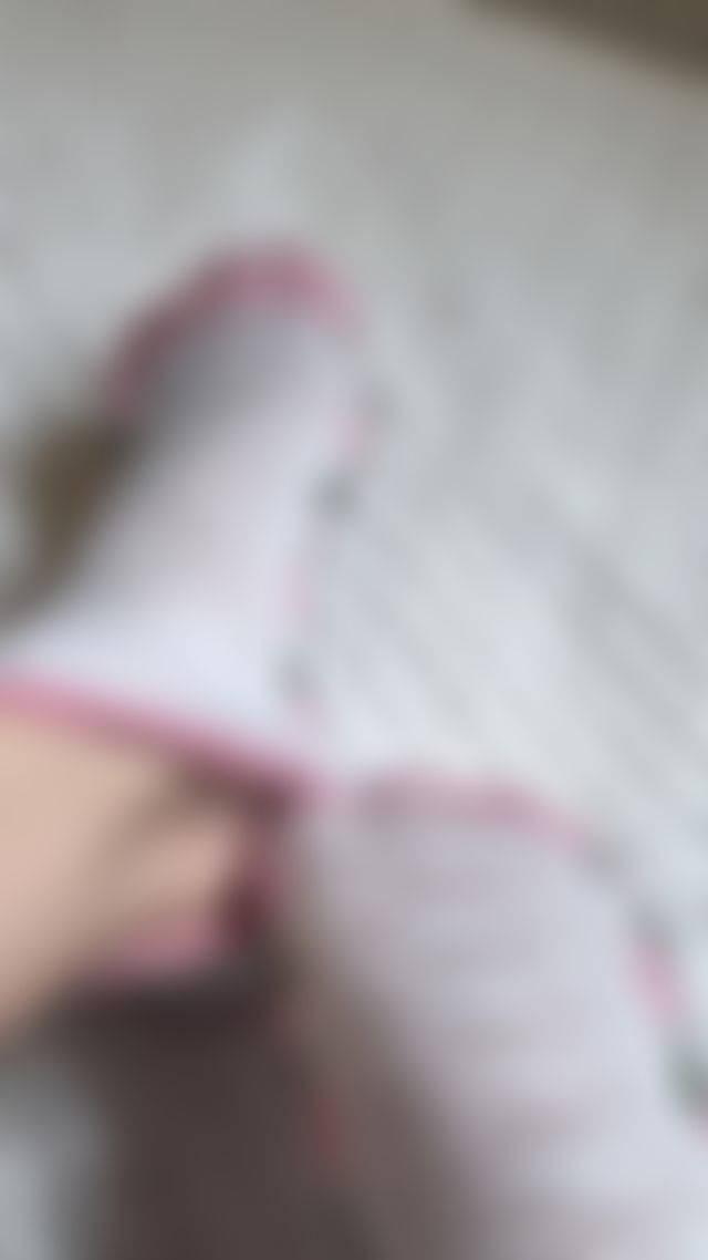 Slow sock removal?🤭 using my feet to pull off the socks and exposing my pretty feet 👣🥰