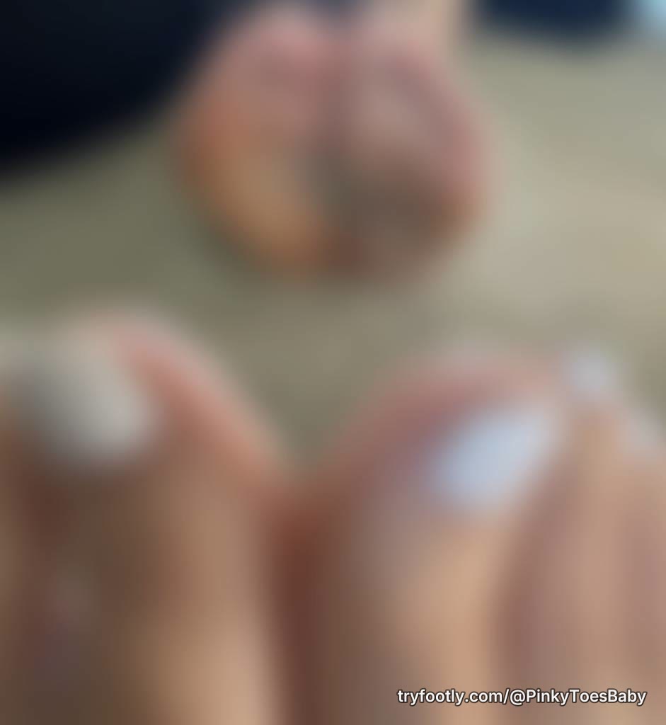 Enjoy these 5 pics of my wrinkly soles and white toes in the mirror 😘