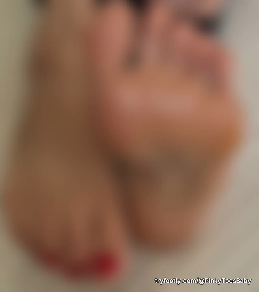 Soft & glossy 👣 8 glossy closeups for anyone who loves soft soles, shiny arches, and toe d