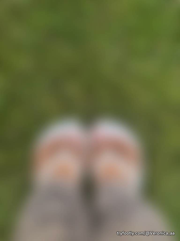 Starting things off with a simple outdoor look 👣🌿 More content coming soon😉