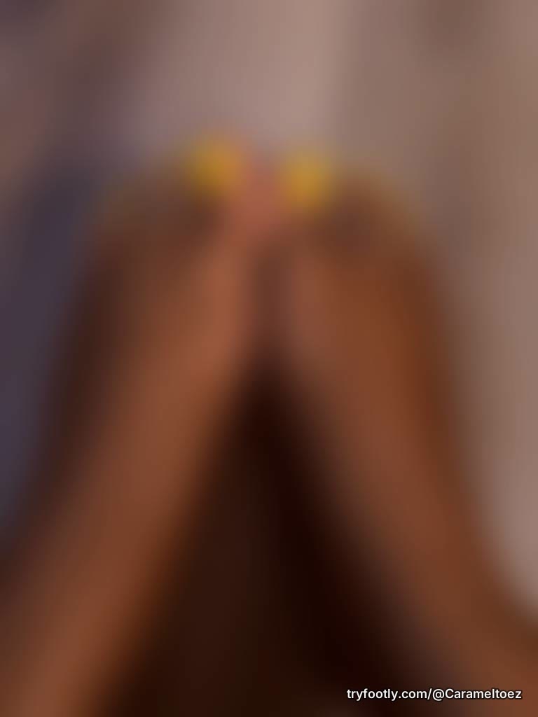 💛 Yellow toes, silver rings, and irresistible feet 👣 ✨ Daily foot content 📸 Photos, videos