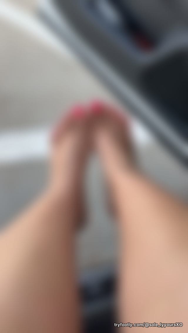 Barefoot waiting on my wings 🍗🥰