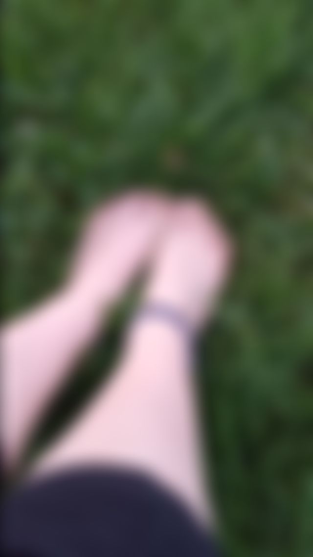 Mmm love movin my feet threw the wet grass😘