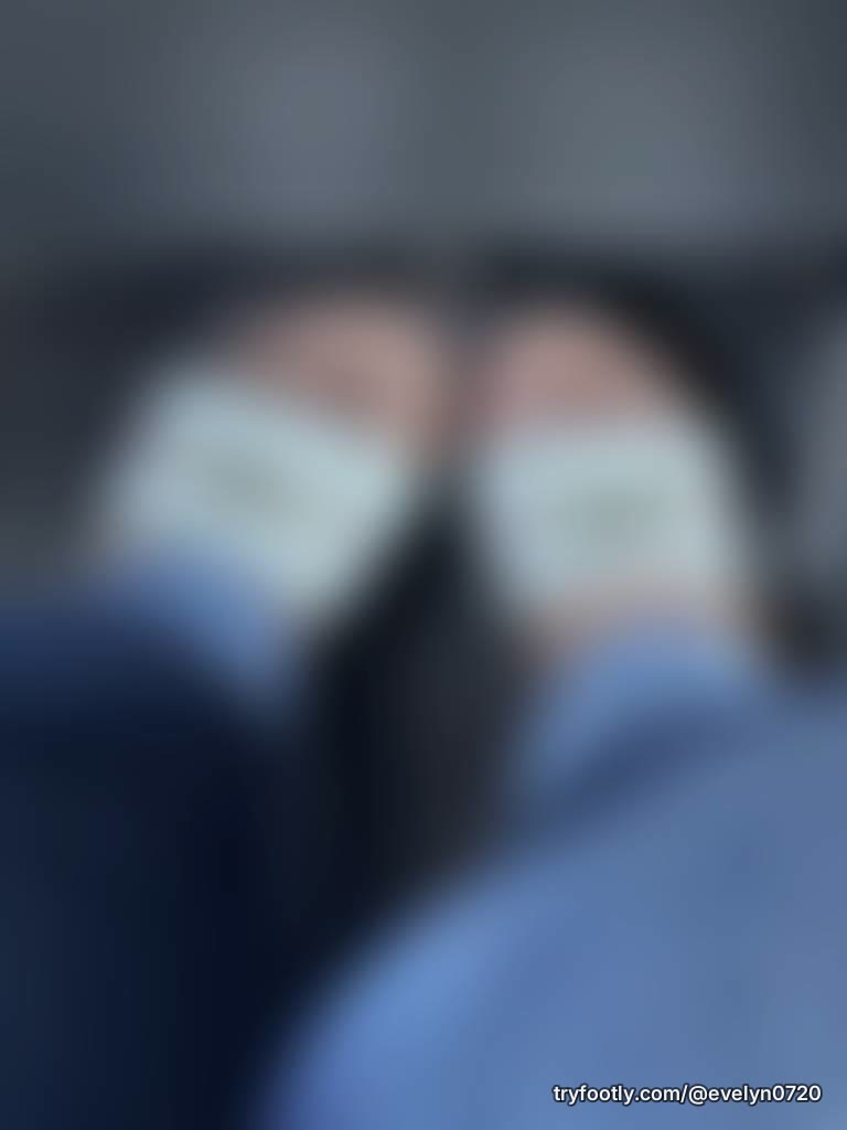 Look at my cute chubby toes, pay for my pedicure and I’ll get white French tips just for y
