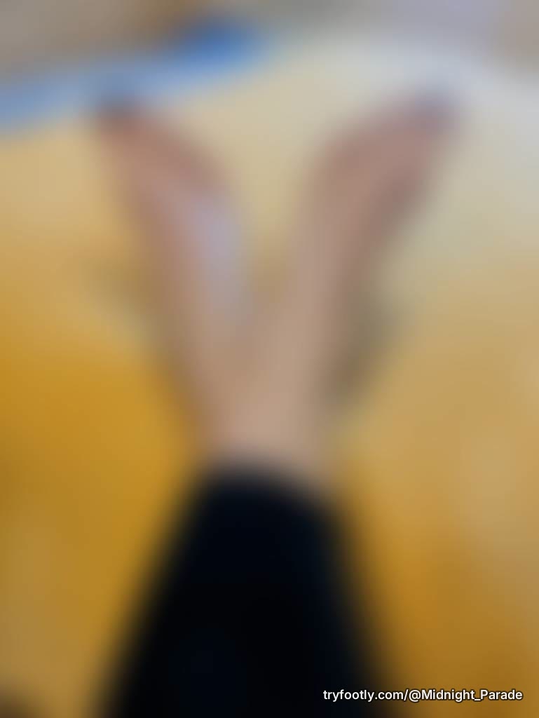 Sneak peek of my sweaty gym feet....in need of some TLC 😘