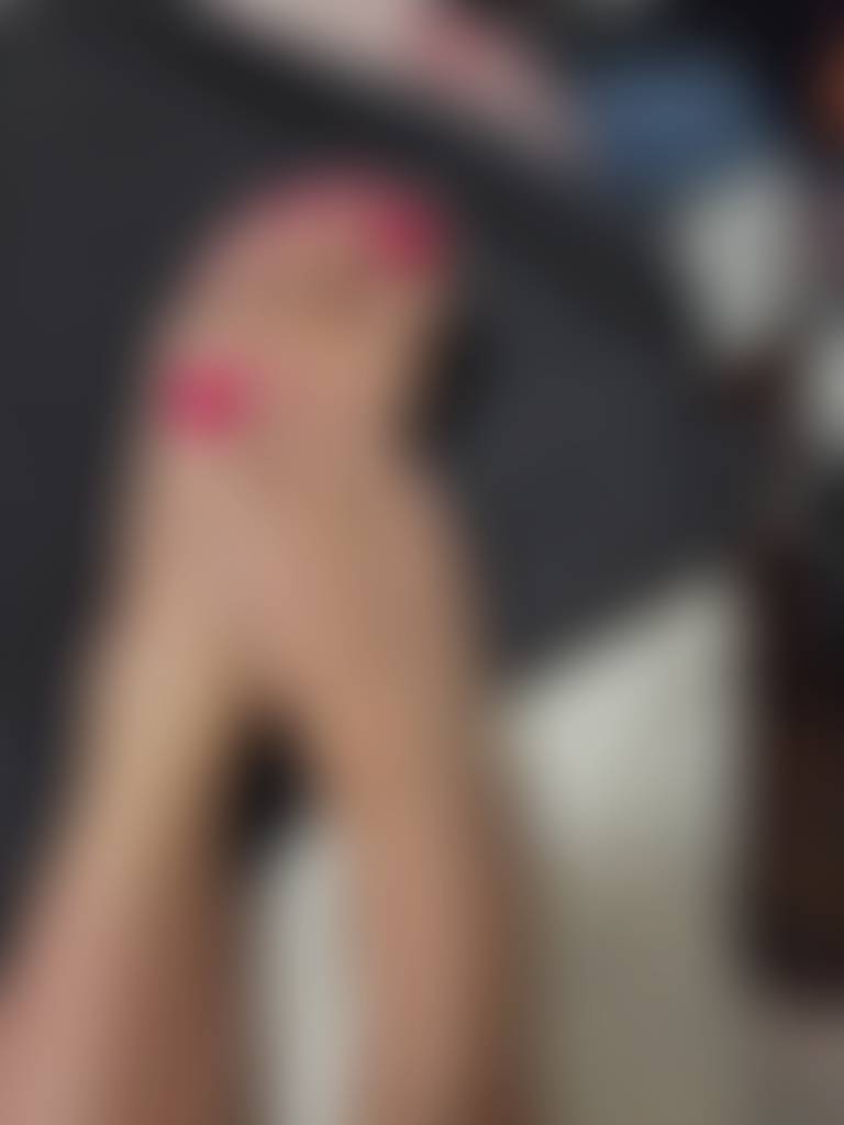 Beautiful legs to wrap arou6anf sexxy toes to suck on come play