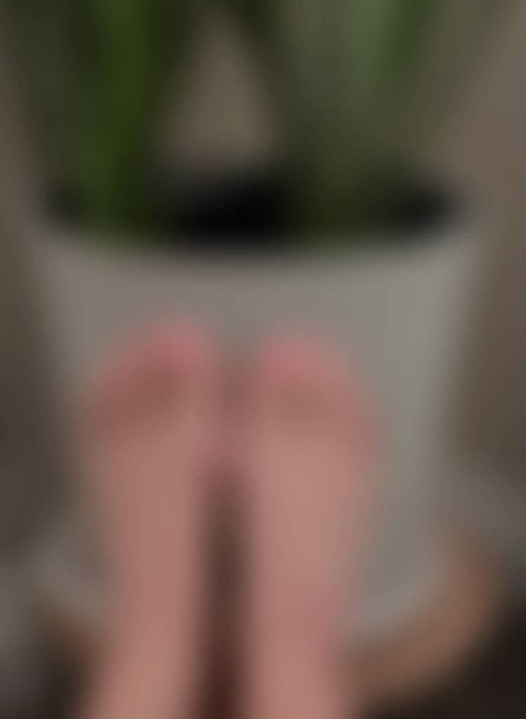 New Here🖤 Petite feet, dirty thoughts Exclusive pics & videos daily 👣 Friendly, flirty, an