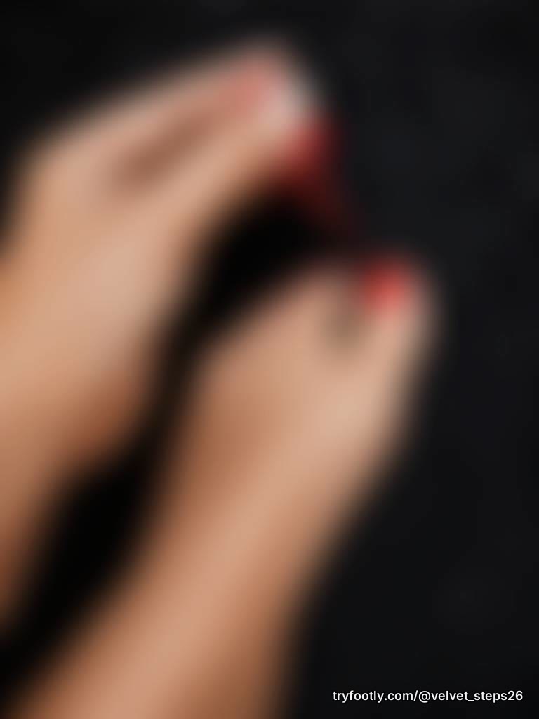 Velvet Steps is getting ready ❤️ Frisch lackiert und bereit für mehr. 👣 Rot lassen oder be