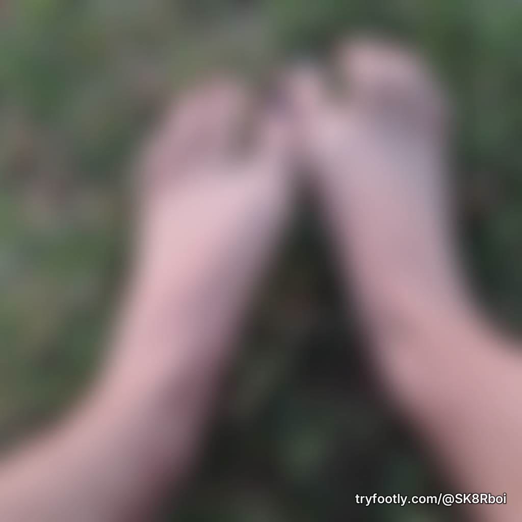 ⛓️The grass feels nice and soft under my feet