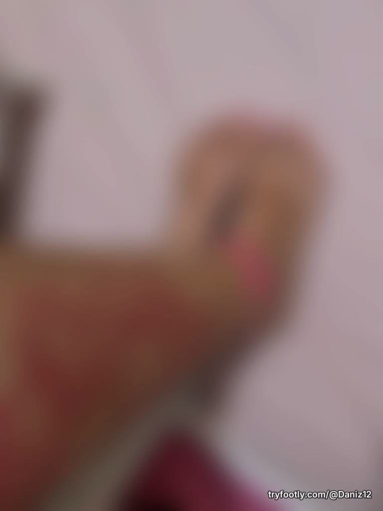 If you want to see more pictures of my feet subscribe/follow me💗