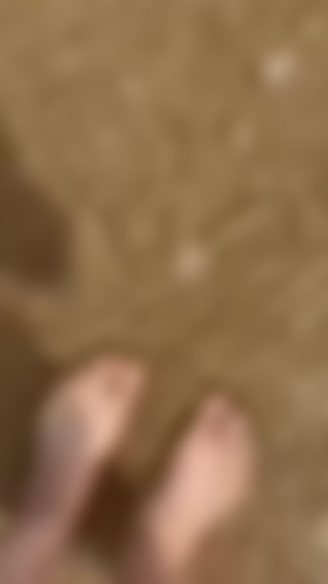 The waves washing over my feet 🌊🦶🏻