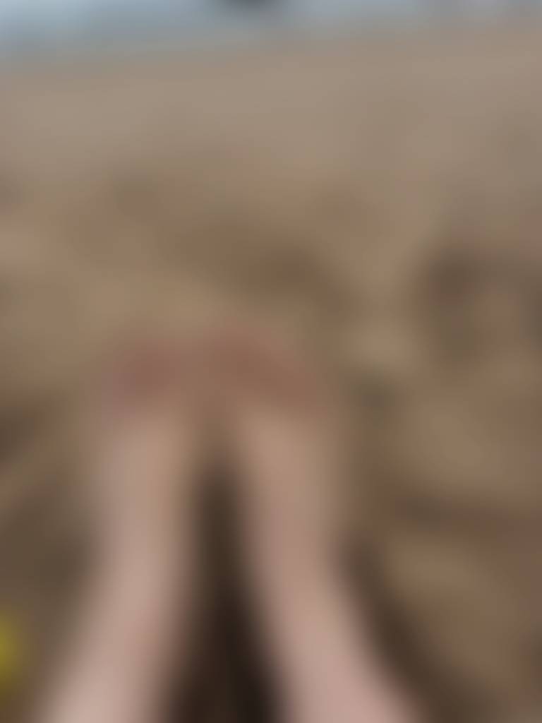 Relaxing ☺️ sandy feet 👣