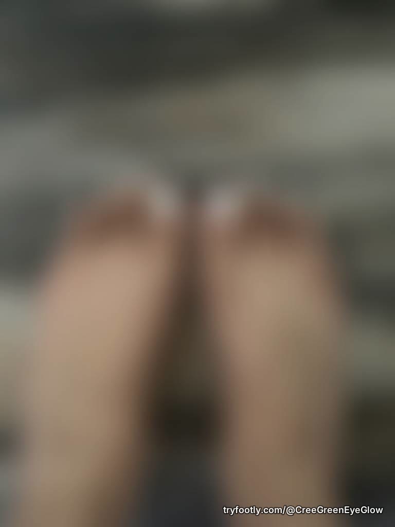 Warning: These white toes have a habit of becoming someone’s favorite distraction. 👣🤍😉