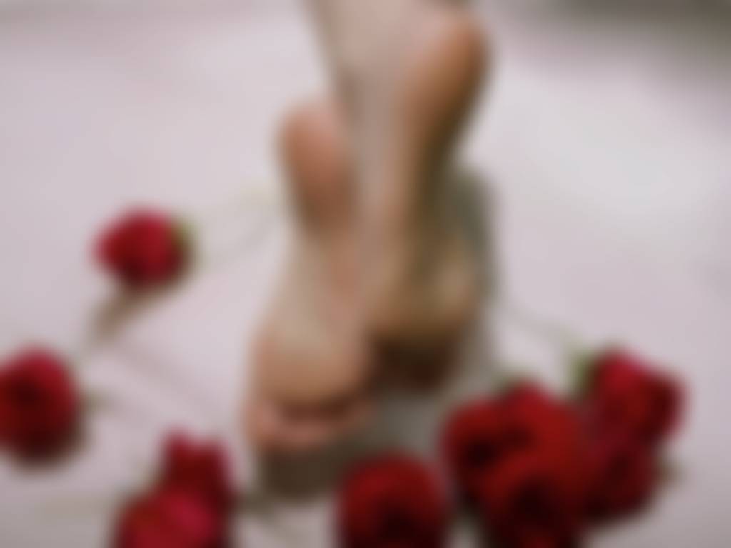 Hi, I’m Luna. Soft, sensual feet and quiet details natural, clean, and aesthetic. My colle