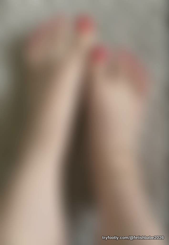 Spreading my cute little toes for you! 🦶🏻😘
