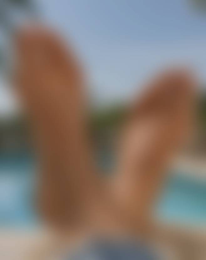 Sunshine, soft steps & pretty toes ☀️👣 Poolside vibes today ✨