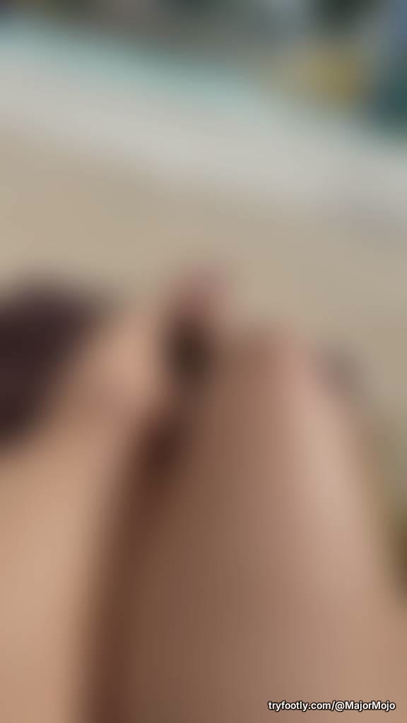 Piggy’s at the pool 💦👣