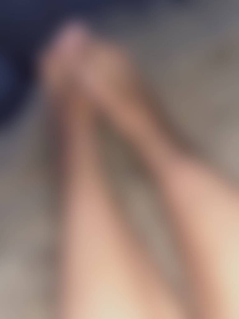 cute feet tonight😉 come suck on them toes