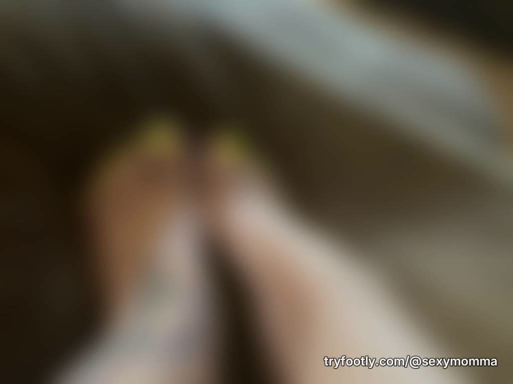 I want to put something between my toes😁😉😉