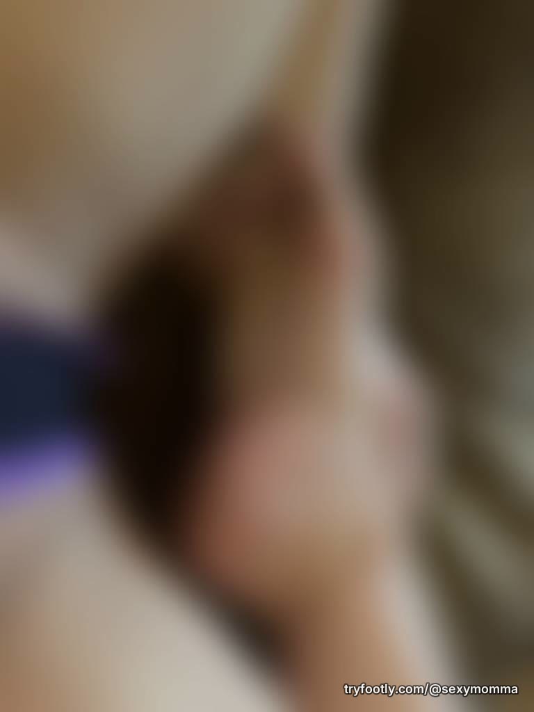 Dirty feet 💦 they need a good cleaning. Any takers?? 😘😘💦💦