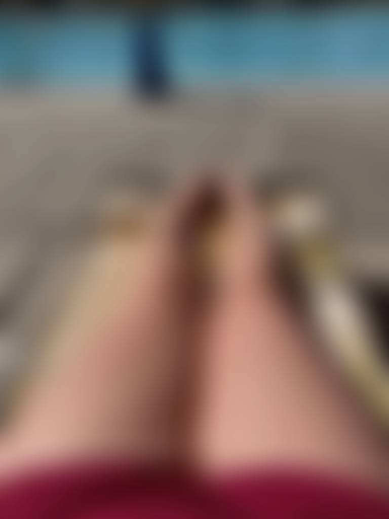 Piggies by the pool! Subscribe for more 👣