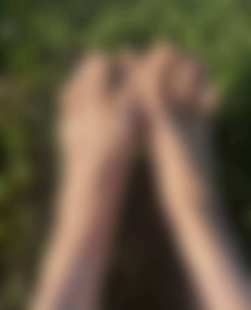 I LOVE the feeling of straw in my toes 😘