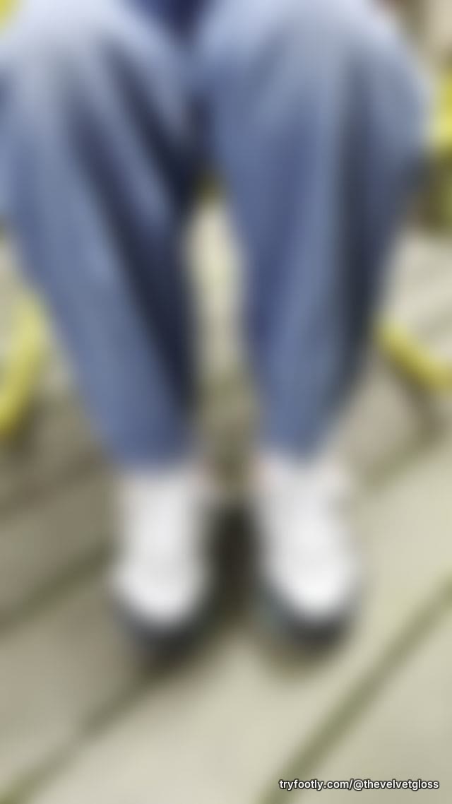 Nike Air Max slow shoe removal with no socks. These feet flirt with your gaze and bring yo