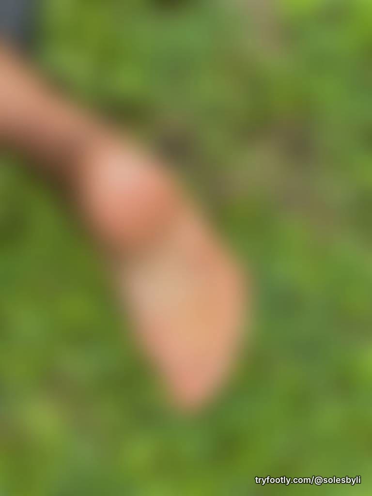 Fresh air, bare feet, and a little nature walk. 🌞👣 Take a peek at the full gallery if you’